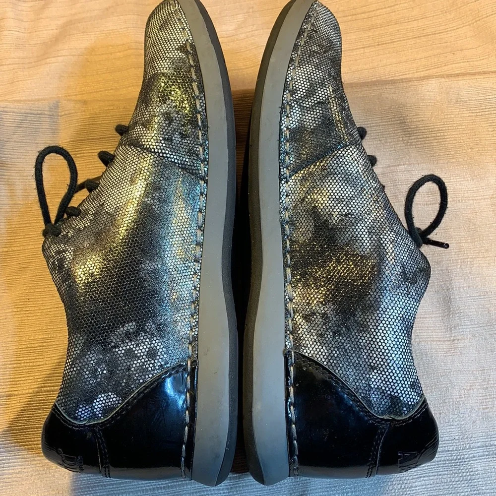 Alegria leather lace up shoes in EUC w/silver colr